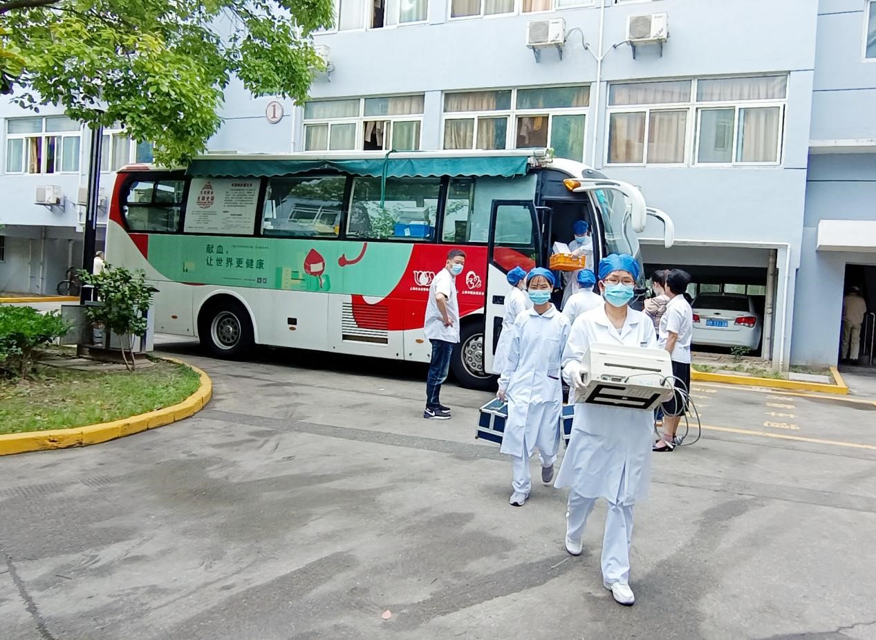 采血車開進威廉希尔新材 讓愛心奉獻蔚然成風(圖1)